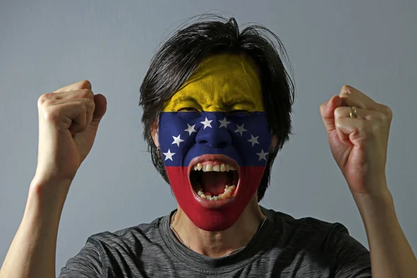 Веселый Портрет Человека Флагом Венесуэлы Нарисованный Лице Сером Фоне Понятие — стоковое фото