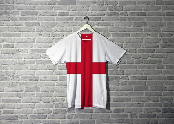 Inglaterra Bandeira Camisa Pendurado Parede Com Papel Parede Padrão Tijolo — Fotografia de Stock