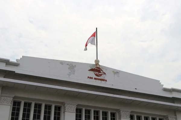 인도네시아 자카르타 2019 인도네시아 국기가 우체국 건물의 꼭대기 자카르타의 하늘에서 — 스톡 사진