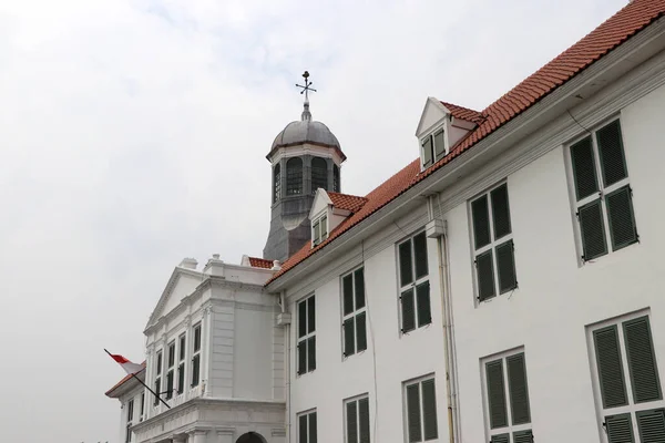Edificio Colonial Holandés Bandera Indonesia Sobre Fondo Cielo Blanco Ciudad — Foto de Stock