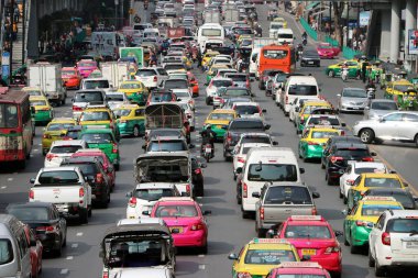 Pathumwan, Bangkok, Tayland, 1 Şubat 2018: Central World, Isetan 'ın önündeki Ratchadamri yolunda bir çok araba en sevilen büyük alışveriş merkezleri, trafiğin yoğun olduğu yoğun olduğu cadde.