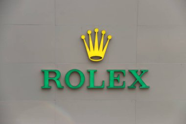 Bangkok, Tayland, 1 Şubat 2018: Pathumwan, Bangkok 'ta bir mağazanın önündeki Rolex saat logosunun ışığı. Rolex, Alfred Davis ve Hans Wilsdorf tarafından kuruldu..