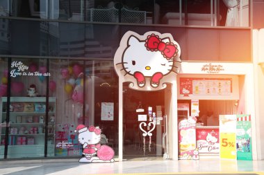 Bangkok, Tayland, 1 Şubat 2018: Siyam Meydanı alışveriş merkezindeki Sanrio Hello Kitty kahve ve fırın. Yemek dükkanıyla hediyelik eşya dükkanını bir arada tutmak..