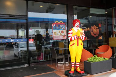 Muang, Pathumthani, Tayland, 1 Nisan 2018: Bir Ronald McDonald heykeli, Tayland 'daki McDonald' s fast food restoran zincirinin önünde maskot, konukları geleneksel Tayland (wai) jesti ile karşılıyor.