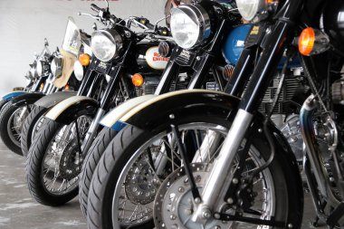Bangkok, Tayland, 08 Nisan 2018: Bangkok Uluslararası Otomobil Fuarı 'ndaki IMPACT Muang Thong Thani Sergi ve Kongre Merkezi' nde Royal Enfield motorsikletinin yağmalanması. 