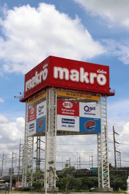 Muang, Pathumthani, Tayland 1 Mayıs 2018: Makro Store önünde beyaz ve kırmızı renkli Makro 'nun yüksek üçgen işareti. Makro, ülkedeki tüm müşteriler ve operatörler için toptan bir tüketici ürünüdür..
