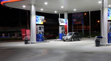 Muang, Pathumthani, Tayland 26 Nisan 2018: Tayland 'da karanlık bir gecede PTT benzin istasyonunun gaz dağıtıcısı. (PTT: Proleum Authority of Thailand) Tayland devletine ait SET petrol ve doğalgaz şirketi..