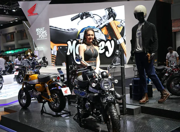 Bangkok, Tayland, Nisan 05, 2018: Güzel Asya Güzeli Bangkok Uluslararası Motor Fuarı 'nda motosiklet standı faizi için motosiklet piyasasında popüler pazarlama. 