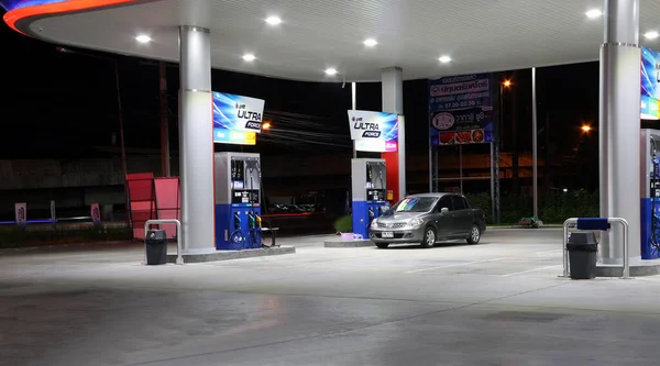 Muang Pathumthani Thailand 2018年4月26日 暗い夜にタイのPttガスステーションのガスディスペンサー Ptt Petrol Authority Thailand Pttはタイ国営石油ガス会社です — ストック写真