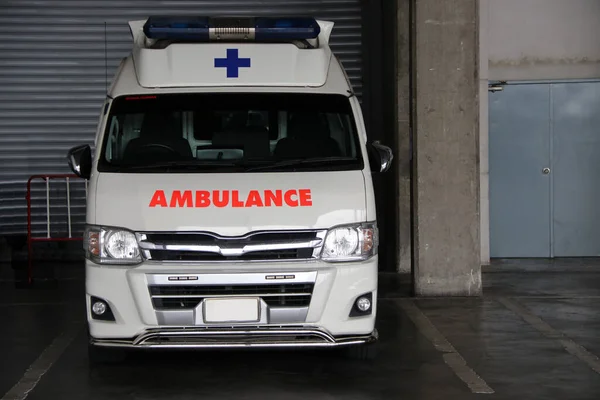 建物の前の救急車の駐車場と緊急事態のための待機 — ストック写真