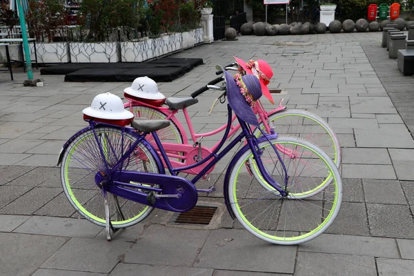 ジャカルタの旧市街地区にあるファタヒラ広場にはカラフルな自転車が並んでいます — ストック写真