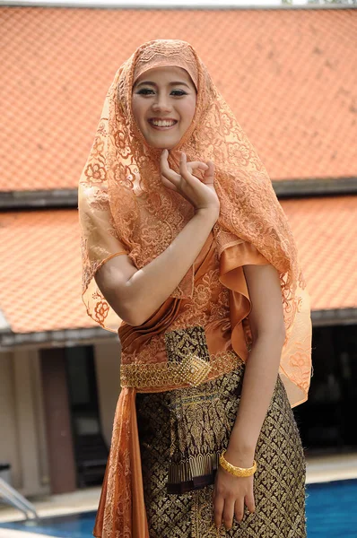 Woman Thai Tradition Muslim Dress Brown Color Standing Pool Roof — Stock Photo, Image