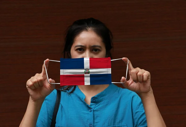 Une Femme Masque Hygiénique Avec Drapeau Dominicain Main Soulève Pour — Photo