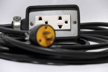 Beyaz arka planda siyah kabloyla sarı fişe odaklan ve çık. Elektrik bağlantısı için kullanılır. Elektrik ve elektrik donanımı çıkışları arasındaki uzun mesafe.