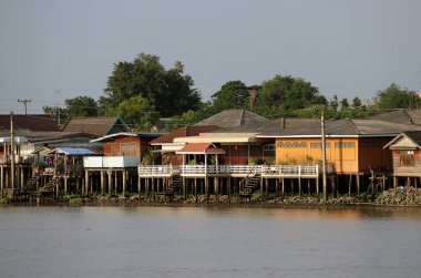 Köydeki rıhtım manzarasını, Chao Phraya Nehri 'nin yanındaki ahşap evi, Tayland.