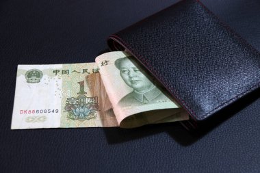 Çin 'in siyah cüzdanlı Yuan banknotu, finans kavramı..