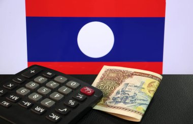 Laos 'un bayrak geçmişine sahip kara katta hesap makineli beş yüz banknot Lao Kip. 1988 'de Laos' un parası ve finans kavramı..
