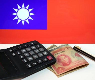 Çin 'in kırmızı on yuan banknotu, 1940' ların modası geçmiş para serisi yeşil on ve yüz yuan 'ı hesap makinesi ve kalemle birlikte eski Çin bayrağının arka planına yerleştirdi. Finans kavramı.