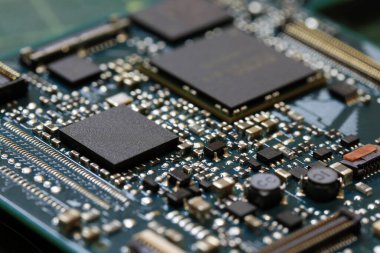 Elektronik arka plan teknolojisi yeşil devre kartını kapatıyor. Uygulama Özgül Bütünleşik Devre.