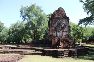 Prang Song Phi Nong 'un Petchaboon, Tayland' daki antik Srithep kasabasının arkeolojik sahasındaki harabeleri. Antik Draravati ve Khmer kültürünün M.S. 7.-13. yüzyıldaki etkisi..