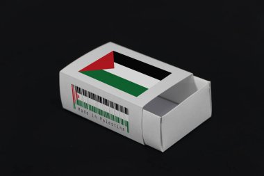 Beyaz kutuda barkodlu Filistin bayrağı ve siyah arka planda ulus bayrağı, kibrit veya ürünler için kağıt ambalaj. Filistin 'den ihracat ticareti kavramı.