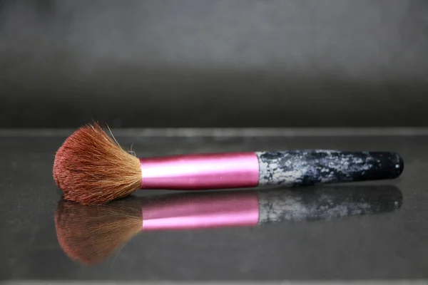 Make Borstel Roze Kleur Handvat Lag Vloer Met Een Reflectie — Stockfoto