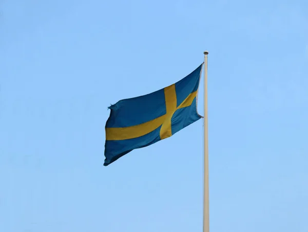 Twee Kleuren Zweedse Vlag Geel Kruis Blauwe Kleur Blauwe Hemel — Stockfoto