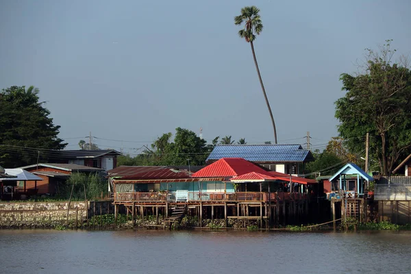 村のウォーターフロントの家の風景を表示します チャオプラヤー川の横のコミュニティの木造住宅 — ストック写真
