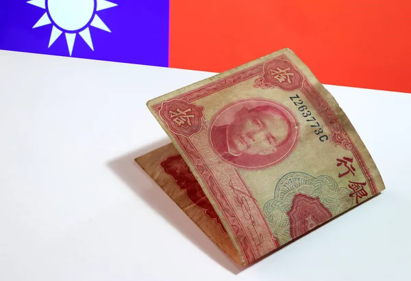 中国のレッド10元銀行券 廃止された中国の国旗の背景と白い床に絶対的なお金シリーズ1940 金融の概念 — ストック写真