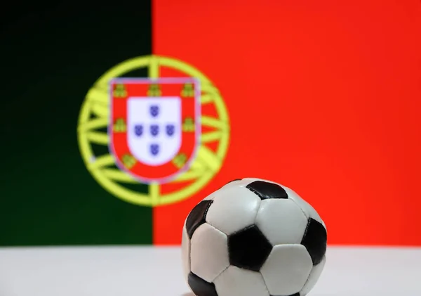 Pequeño Fútbol Piso Blanco Fondo Bandera Nación Portuguesa Concepto Deporte — Foto de Stock