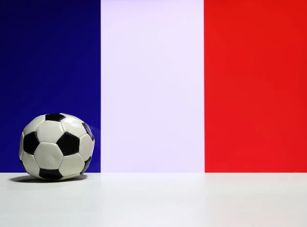 바탕에는 축구공이 프랑스 민족의 배경에는 파란색 흰색과 빨간색이 그려져 스포츠라는 — 스톡 사진