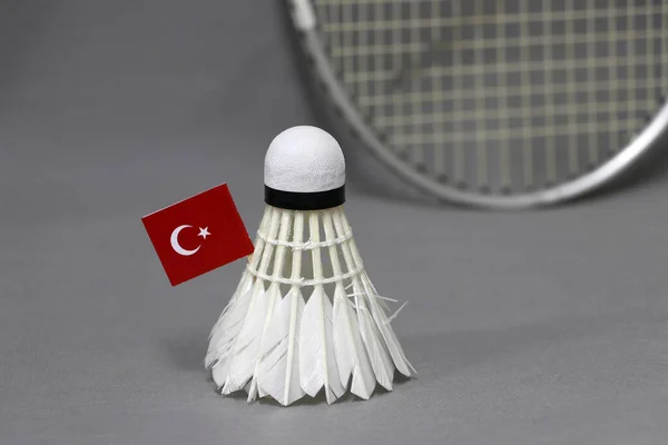 Mini Turchia Bastone Bandiera Sul Volano Bianco Sullo Sfondo Grigio — Foto Stock
