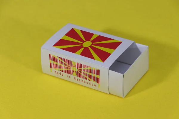 마케도니아는 상자에 바코드와 노란색 배경에 민족의 깃발을 성냥이나 제품을 포장을 — 스톡 사진