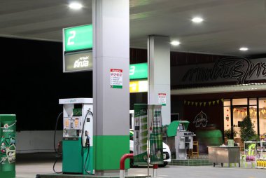 Muang, Pathumthani, Tayland 24 Nisan 2018: o gece PT benzin istasyonunun gaz dağıtıcısı. PT, Tayland Petrol Şirketi Ltd. Tayland 'ın ticari adıdır..