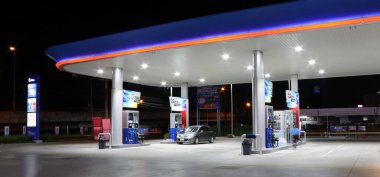 Muang, Pathumthani, Tayland 26 Nisan 2018: Tayland 'da karanlık bir gecede PTT benzin istasyonunun gaz dağıtıcısı. (PTT: Proleum Authority of Thailand) Tayland devletine ait SET petrol ve doğalgaz şirketi..