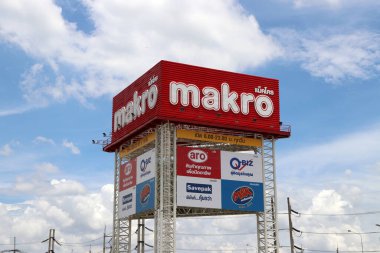 Muang, Pathumthani, Tayland 1 Mayıs 2018: Makro Store önünde beyaz ve kırmızı renkli Makro 'nun yüksek üçgen işareti. Makro, ülkedeki tüm müşteriler ve operatörler için toptan bir tüketici ürünüdür..