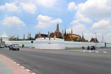 Bangkok Tayland, 4 Mayıs 2018: Wat Phra Kaew, Zümrüt Buda Tapınağı veya Wat Phra Si Rattana Satsadaram, Duvarın dışından görünen manzara.