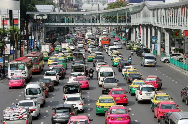 Pathumwan, Bangkok, Tayland, 1 Şubat 2018: Central World, Isetan 'ın önündeki Ratchadamri yolunda bir çok araba en sevilen büyük alışveriş merkezleri, trafiğin yoğun olduğu yoğun olduğu cadde.