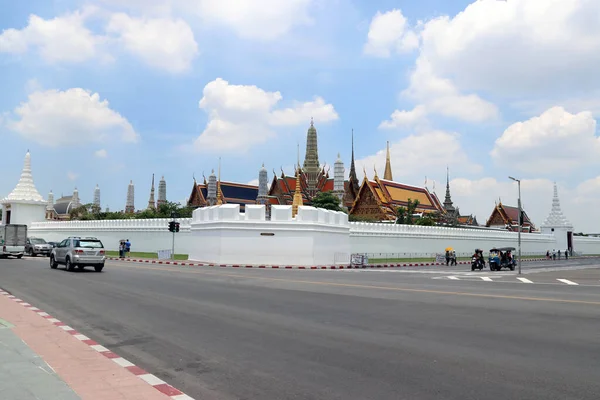 Bangkok Tayland, 4 Mayıs 2018: Wat Phra Kaew, Zümrüt Buda Tapınağı veya Wat Phra Si Rattana Satsadaram, Duvarın dışından görünen manzara.