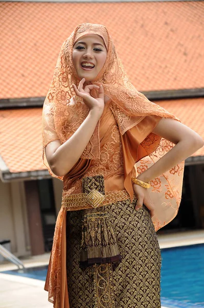 Woman Thai Tradition Muslim Dress Brown Color Standing Pool Roof — Stock Photo, Image