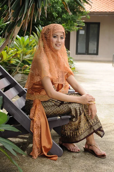 Perempuan Dalam Tradisi Thailand Baju Muslim Berwarna Coklat Duduk Kursi — Stok Foto