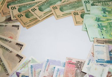 İş ve finans konseptinin çerçeve sayfası, çeşitli ülkeler çerçeve banknotları, Amerikan doları, Yen Japonu, Tayland banyosu ve beyaz arka plan üzerine Riel Kamboçya banknotları.