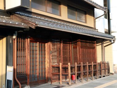 Şehirdeki Japon ahşap evi. Japon geleneği Kyoto Japonya 'da ev sahipliği yapar. 