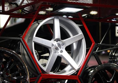 Rafta kırmızı Hexagon çerçeveli bir araba tekerleği var. Alaşımlı tekerlekler alüminyum veya magnezyum alaşımından yapılmıştır. Albümler metal ve diğer elementlerin karışımlarıdır..