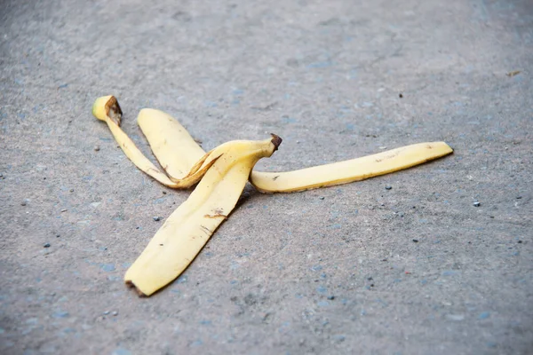 Coaja Banane Fost Lăsată Podeaua Beton Pericolul Poate Dispărea Dacă — Fotografie, imagine de stoc