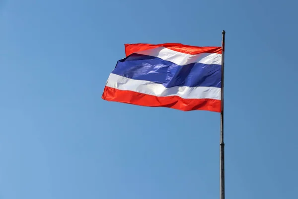 Bandera Nacional Tailandia Sobre Fondo Azul Brillante Del Cielo Soplado — Foto de Stock