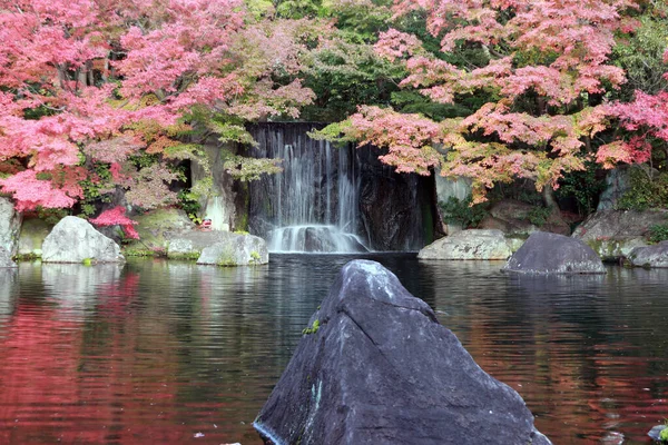 Wasserfall Aus Dem Herbstgarten Mit Roten Blättern Und Felsen Wasser — Stockfoto