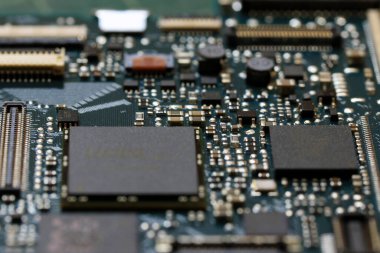 Elektronik arka plan teknolojisi yeşil devre kartını kapatıyor. Uygulama Özgül Bütünleşik Devre.