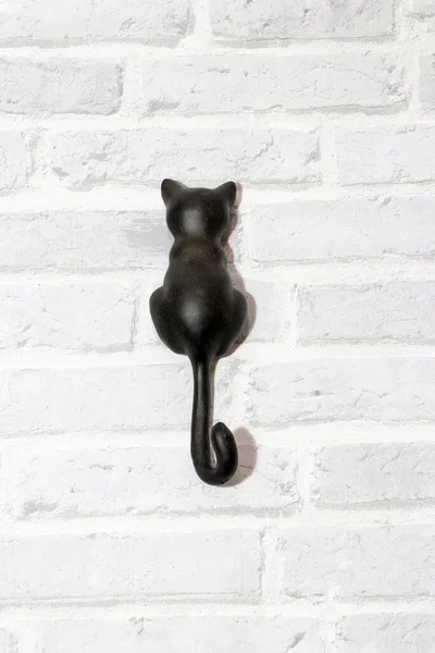壁に猫の取り付けのハンギングフック形状 金属やその他の材料を角度をつけて曲げたり曲げたりして物をつかんだりぶら下げたりするためのものです 猫好きのための家のアクセサリー — ストック写真