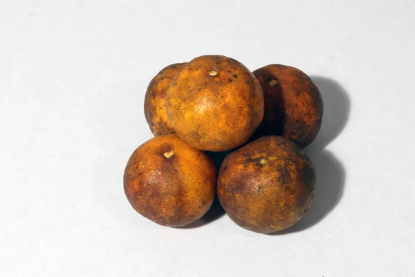 Fem Appelsiner Isoleret Hvid Baggrund Det Rund Saftig Citrusfrugt Med - Stock-foto
